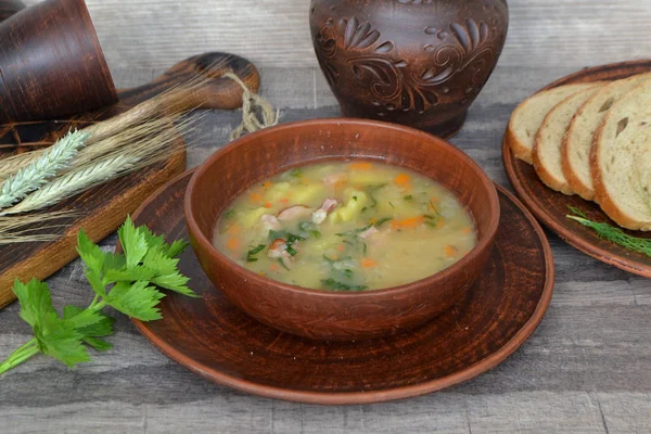ロシアの健康食品 茶色のヴィンテージボウルのエンドウ豆スープ — ストック写真