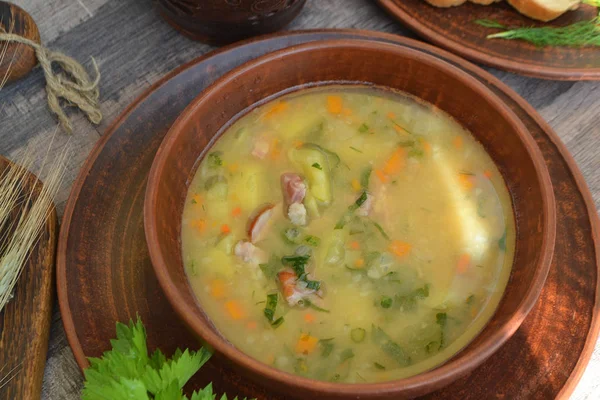 ニンジンのフラットビューとエンドウ豆のスープ 素朴なエンドウ豆のスープビーガンディナー健康的なダイエット食品 — ストック写真