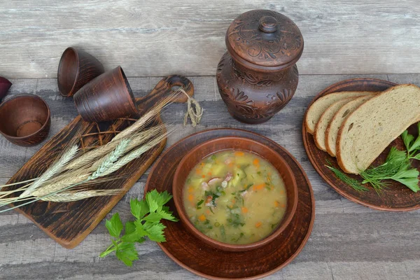 素朴なテーブルに木製のボウルにジャガイモとベーコンのスープ — ストック写真