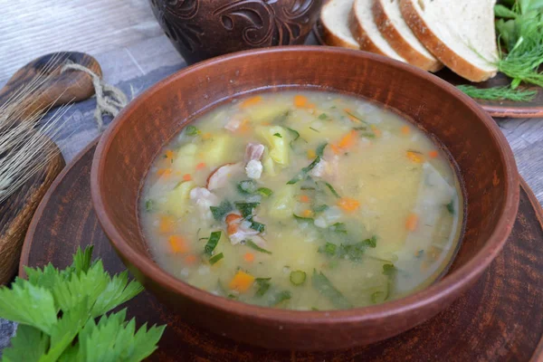 木製のテーブルの上にニンジンとおいしいエンドウ豆のスープ — ストック写真
