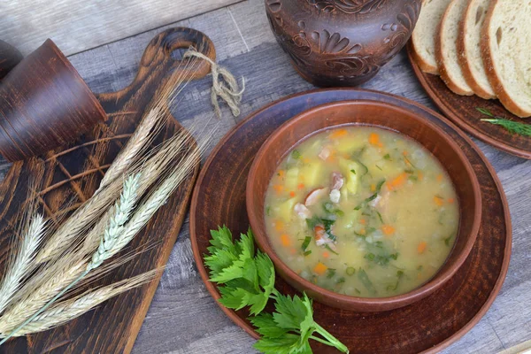 ビーフリブと農家のパン 食用グリーン トップビューの豆スープ — ストック写真