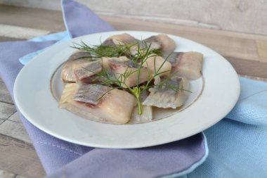 Rustik beyaz plaka üzerinde dereotu ile Tuzlu balık ringa balığı