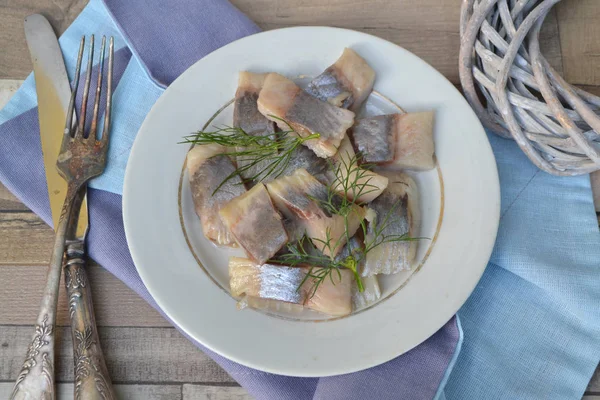 Hareng Salé Sur Une Assiette Rustique Sur Une Table Bois — Photo