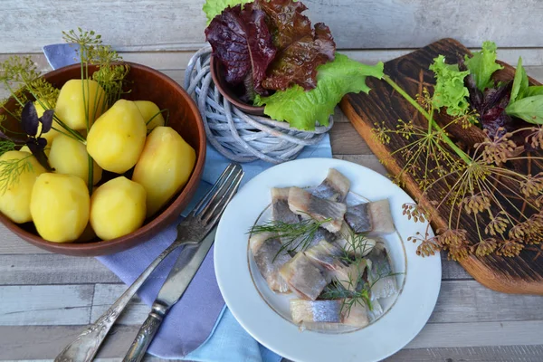 Cuisine Traditionnelle Russe Hareng Salé Avec Pommes Terre Bouillies Oignons — Photo