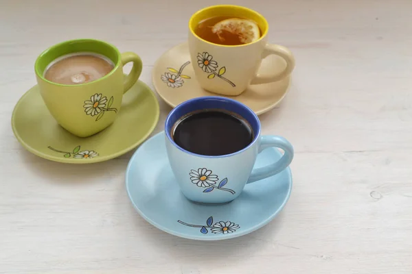 Café Cappuccino Thé Dans Des Tasses Colorées Sur Une Table — Photo