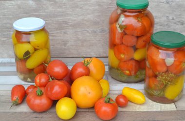 rustik masada kırmızı ve sarı renklerde konserve domates cam kavanoz, Rus mutfağı