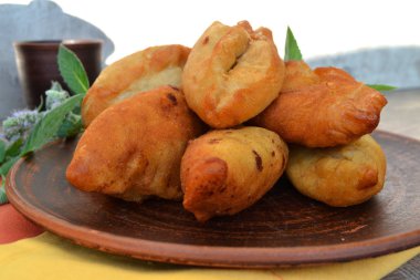 Taze turtalar seramik tabakta yatıyor.