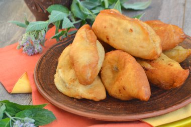 Portakal peçete ve taze nane ile seramik bir tabak üzerinde sıcak taze turta, yakın