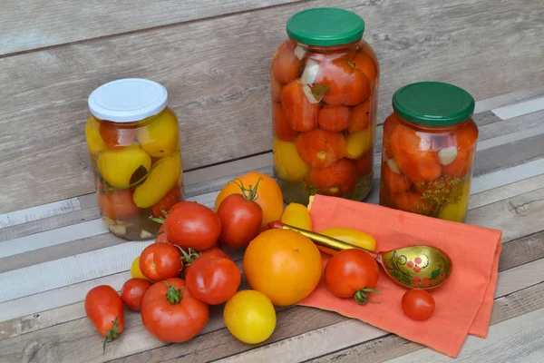 Tarro Tomates Cherry Amarillos Rojos Escabeche Sobre Una Mesa Rústica —  Fotos de Stock