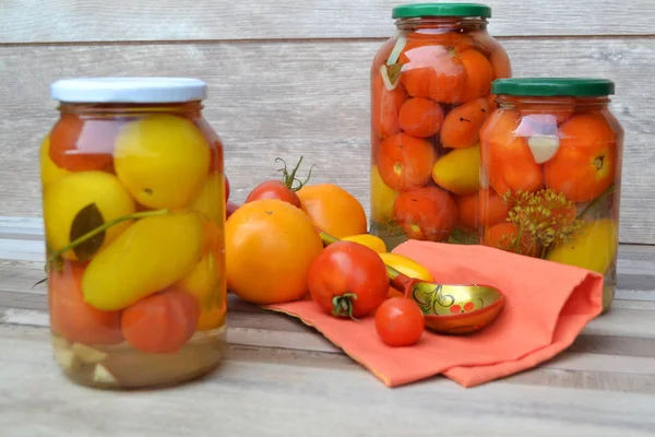 Tomates Rojos Amarillos Conservados Frasco Vidrio Cocina Tradicional Rusa Cuchara —  Fotos de Stock