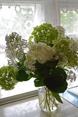 Beyaz ortanca ve phlox büyük gür buket. Dikey görüntü, ülke stili