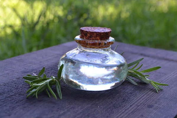 Aceite Esencial Romero Una Pequeña Botella Vidrio Sobre Una Mesa — Foto de Stock