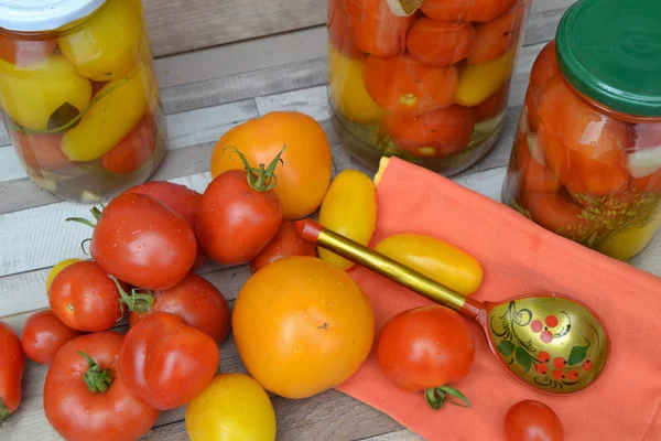 Diferentes Tipos Tomates Mesa Madera Con Tomates Marinados —  Fotos de Stock