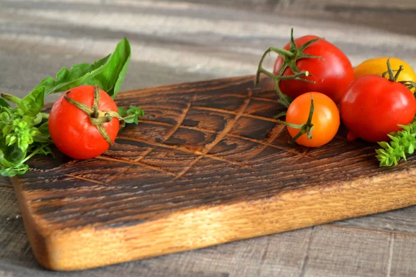 Kirschtomaten Und Basilikum Auf Rustikalem Holzgrund Italienische Oder Russische Zutaten — Stockfoto