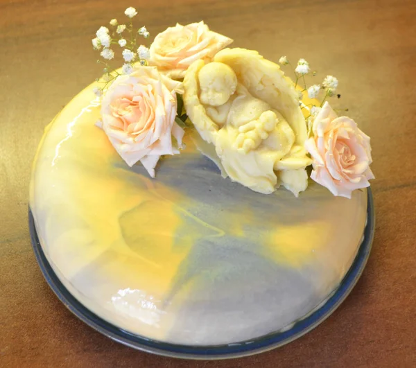 Bright Mousse Cake Mirror Glaze Decored Chocolate Ange Roses Pastel — Stock Photo, Image