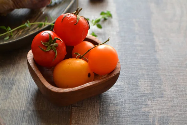 Rustikale Holzschale Mit Frischen Reifen Tomaten Auf Holztisch — Stockfoto