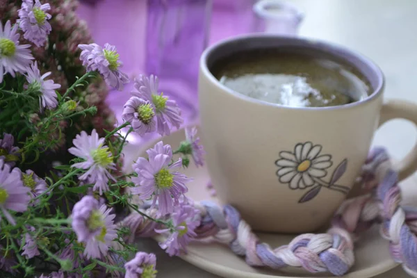 Café Quente Manhã Caneca Pequenas Flores Violetas Fundo Desfocado — Fotografia de Stock