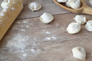 Köfte hamur köfteleri eski püskü masada yapılır, kopyalama alanı