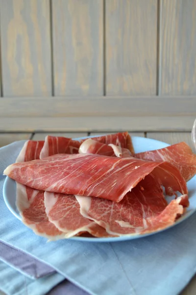 Primer plano mostrando trozos de jamón de mármol en rodajas, imagen vertical —  Fotos de Stock