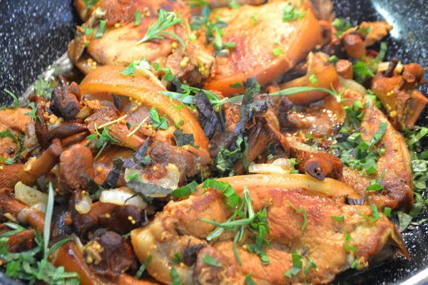 Carne de porco assada de perto na frigideira, vista superior . — Fotografia de Stock