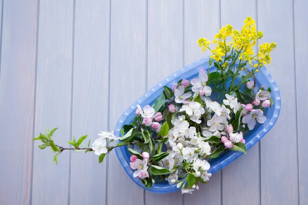 Festliche Blumenkomposition auf dem blauen Holzboden. Gesamtübersicht. — Stockfoto