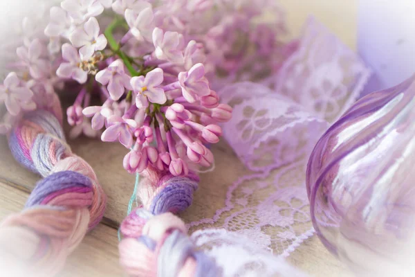 Buon concetto della festa della mamma. Fiori lilla, vetro viola e nastro. Elegante biglietto di auguri floreale — Foto Stock
