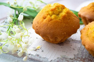 Çörekler. Ev yapımı pişirme. Eski püskü arka planda kuru üzümlü kekler, bahar