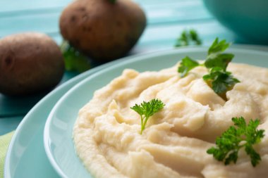 Patates püresi ve yeşil kabın içinde yakın plan.