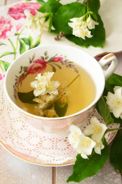 带有茉莉花香和新鲜茉莉花的热绿茶. — 图库照片