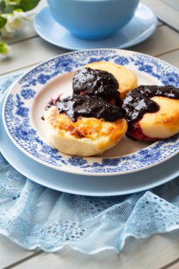 Süzme peynirli krep, şurup, sağlıklı ve lezzetli bir sabah kahvaltısı..