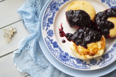 Peynirli kekler ya da süzme peynirden krepler