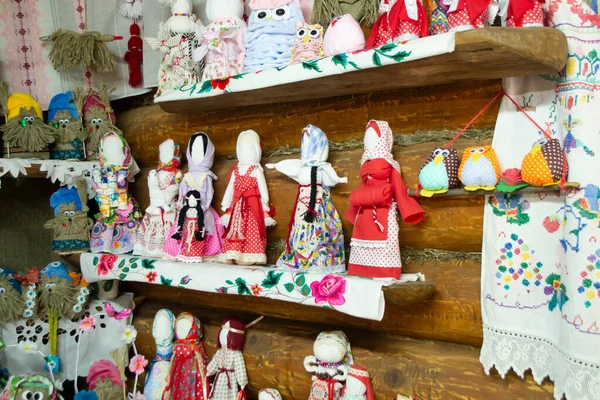 Коллекция кукол, мотанка ручной работы. Беларусь — стоковое фото