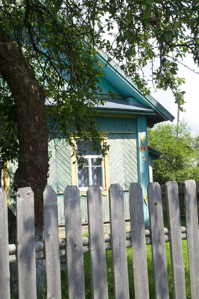 Authentique vieille maison en bois peinte en couleur en Biélorussie — Photo