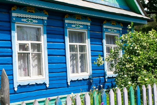 Süslü, oymalı pencereler ve çerçeveler. Beyaz Rusya 'da eski bir kır evi. Ahşap mimaride geleneksel ulusal halk tarzı. — Stok fotoğraf