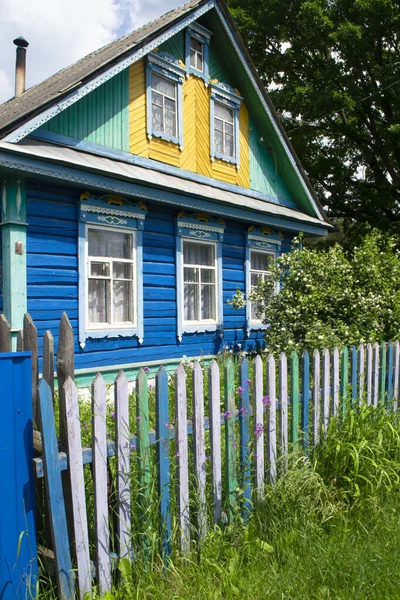 Hagyományos falusi ház Fehéroroszországban. Ablakok faragott redőnyökkel és függönyökkel. — Stock Fotó