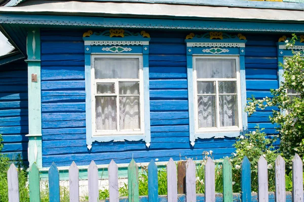 Belarus 'taki eski ulusal ahşap kır evinin camları oyulmuş. — Stok fotoğraf