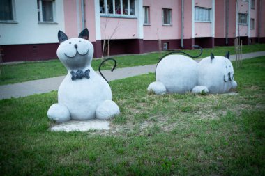 Kediler Heykeli. İki komik kedi, Belarus, yaz