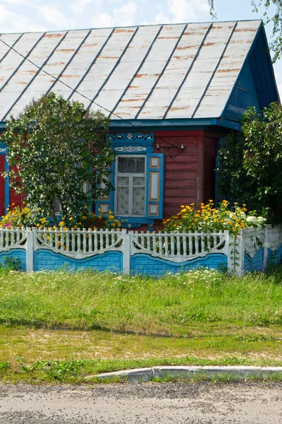 Старый Типичный Деревянный Дом Деревне Беларуси Вертикальное Изображение — стоковое фото