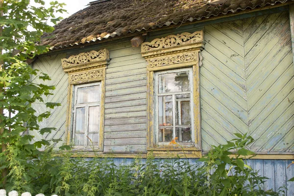 Starý Dřevěný Ošuntělý Dům Vesnici Bělorusku Okna Keře — Stock fotografie