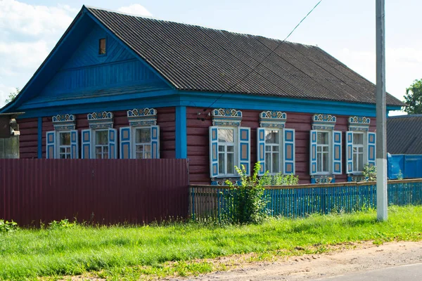 Tradycyjna Białoruska Wschodnioeuropejska Wieś Ludowa Drewnianymi Domkami Piękny Słoneczny Letni — Zdjęcie stockowe
