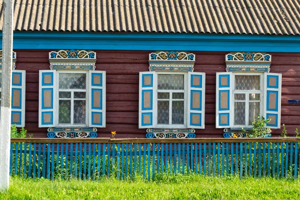 Klasik Renkli Ahşap Süslemeli Pencereler Köy Evinin Cephesinde Çerçeveler Beyaz — Stok fotoğraf
