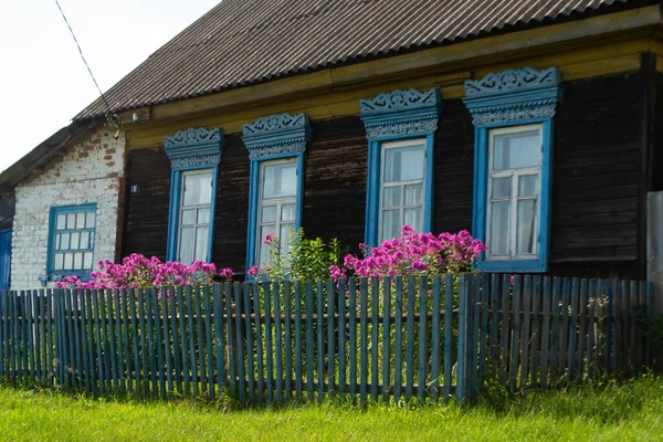 Eski Ahşap Bir Evin Dekoratif Oymalı Penceresi Beyaz Rusya Ahşap — Stok fotoğraf