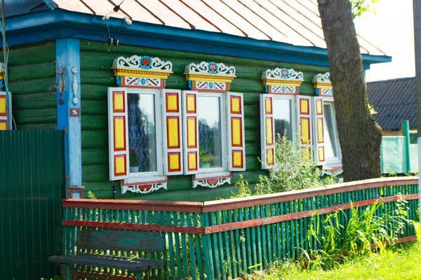 Színes Ablakok Faragott Platánokkal Faház Díszített Homlokzatán Fehéroroszország Falva — Stock Fotó