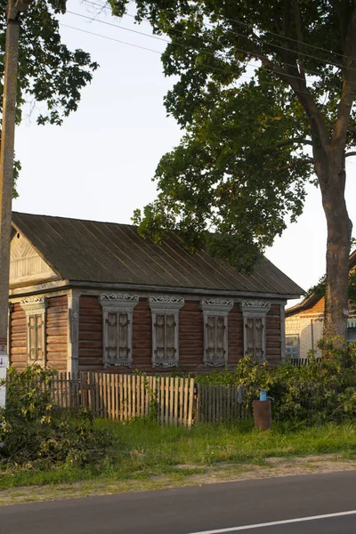 Utsmyckad Fasad Gammalt Traditionellt Trähus Vertikal Bild — Stockfoto