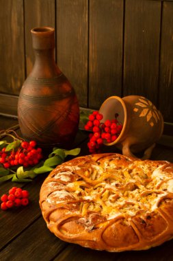 Koyu ahşap arka planda elma ve rowan turtası