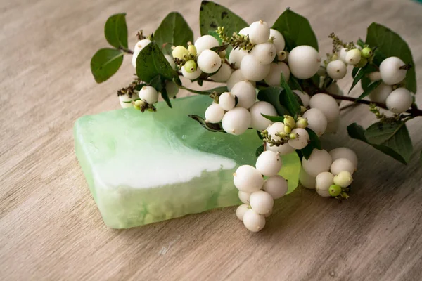Yapımı Şeffaf Yeşil Sabun Yapımı Sabun Beyaz Böğürtlenli Yapımı Sabun — Stok fotoğraf