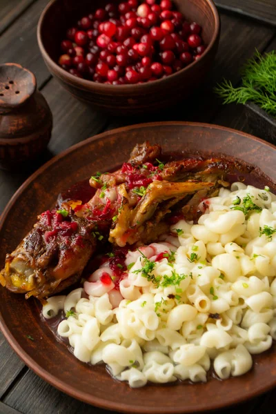 Bakad Kyckling Med Tranbärssås Och Pasta Mörkt Trä Bakgrund Stockbild