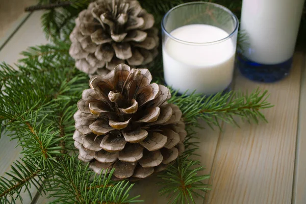 Milch Glasbecherhintergrund Und Kiefernzweige Mit Knospen Triebe Auf Einem Holztisch — Stockfoto