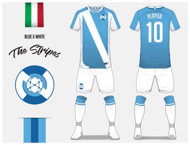 Futbol kulübü futbol jersey veya futbol takımı şablonu. Mavi ve beyaz çizgili futbol forması ile çorap ve beyaz şort kadar sahte. Ön ve arka futbol Tekdüzen görüntüleyin. Futbol logo ve bayrak etiket. Vektör çizim.