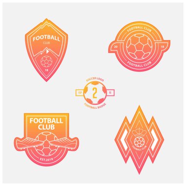 Futbol ya da futbol armalar ve logolar kümesi. Futbol rozetleri turuncu degrade arka plan üzerinde düz tasarım. Spor Kulübü futbol amblemi. Vektör çizim.